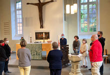 Im Altarraum der Michaeliskirche wird für Menschen gebetet. Foto: Thorsten Buck